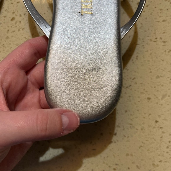 NWT TKEES Lily Highlighter Flip Flip - Silver - Size 6 - Picture 7 of 8